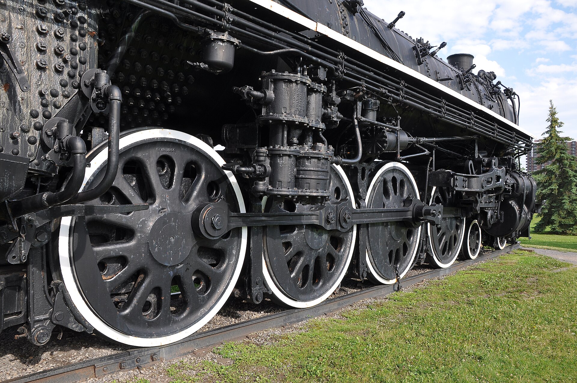 Driving wheels of the massive 4 8 4 (20742545482)