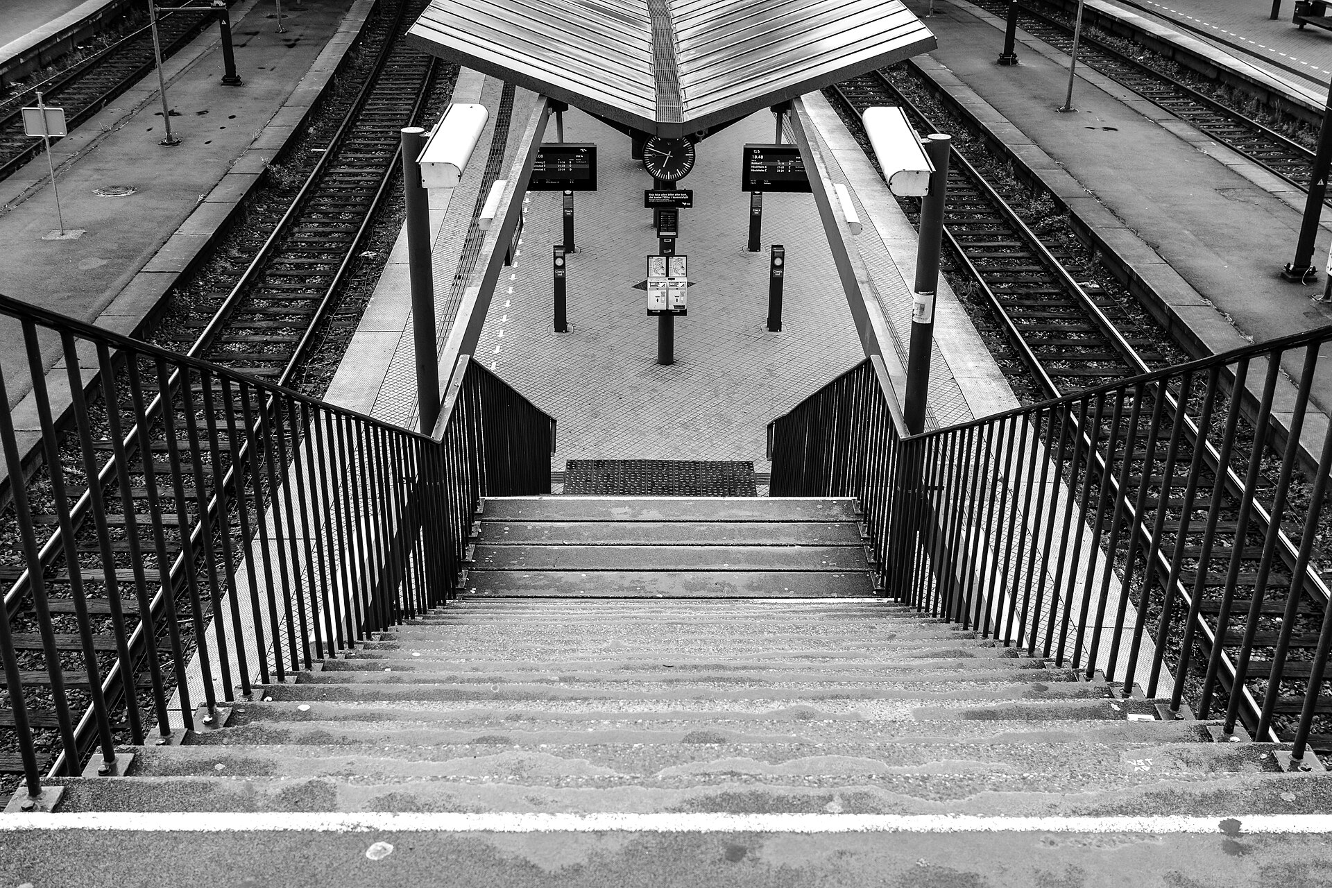 Kopenhagen (DK), Bahnhof    2017    1672 (bw)