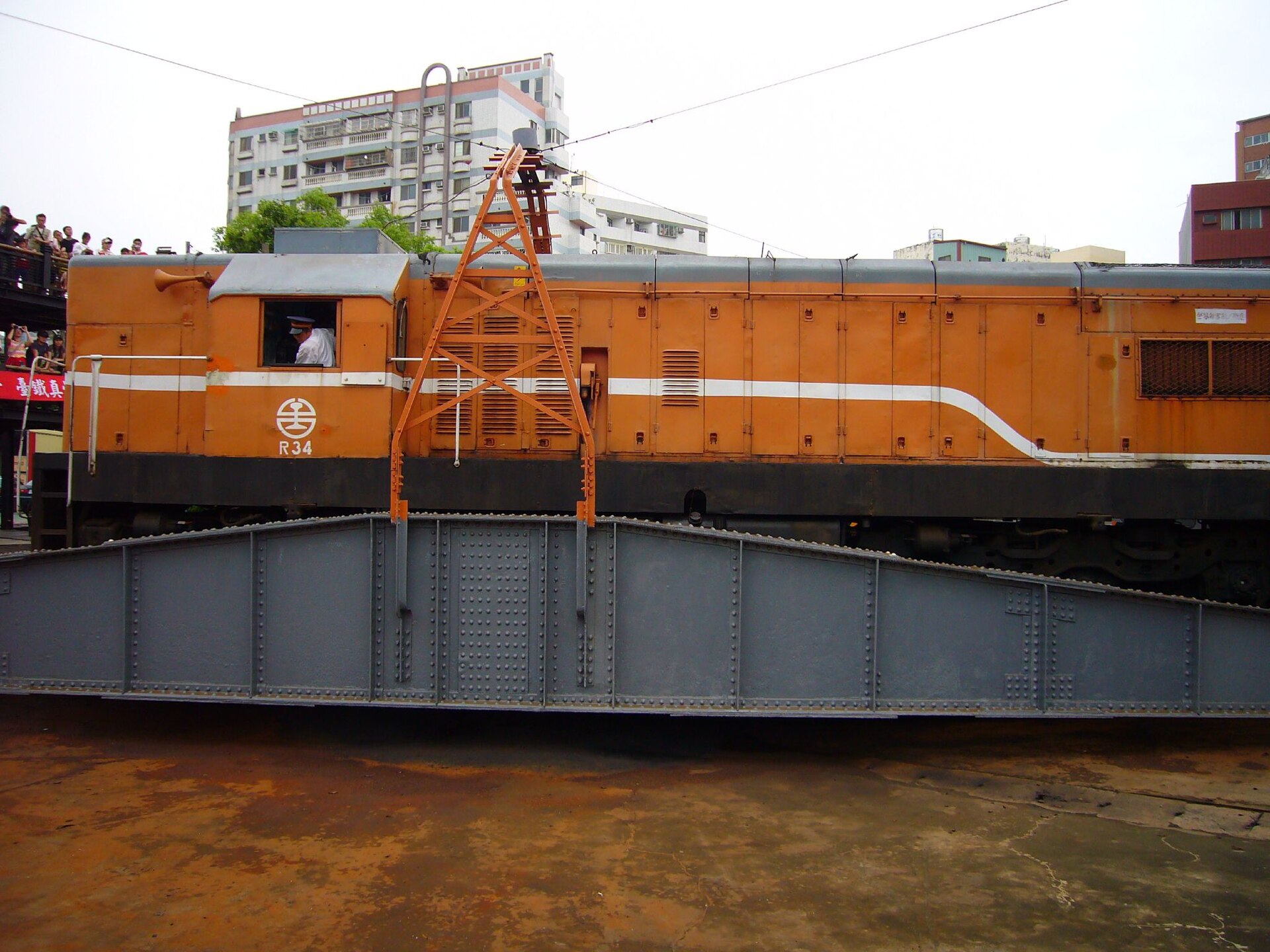 TRA R34 on the turntable at Changhua Roundhouse 2007 06 10